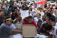 Pese a golpe militar hondureños asisten a  consulta popular